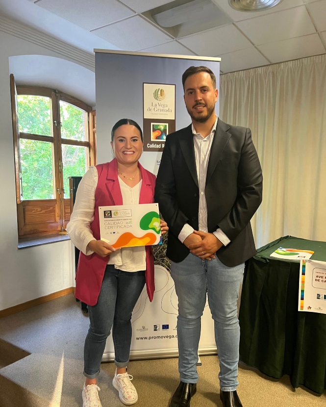 El teniente de alcalde del Ayuntamiento de Fuente Vaqueros recoge los reconocimientos (AYTO. FUENTE VAQUEROS)