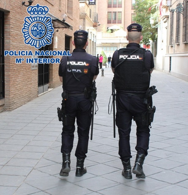Agentes de la policía nacional (POLICÍA NACIONAL) Agentes de la policía nacional (POLICÍA NACIONAL)