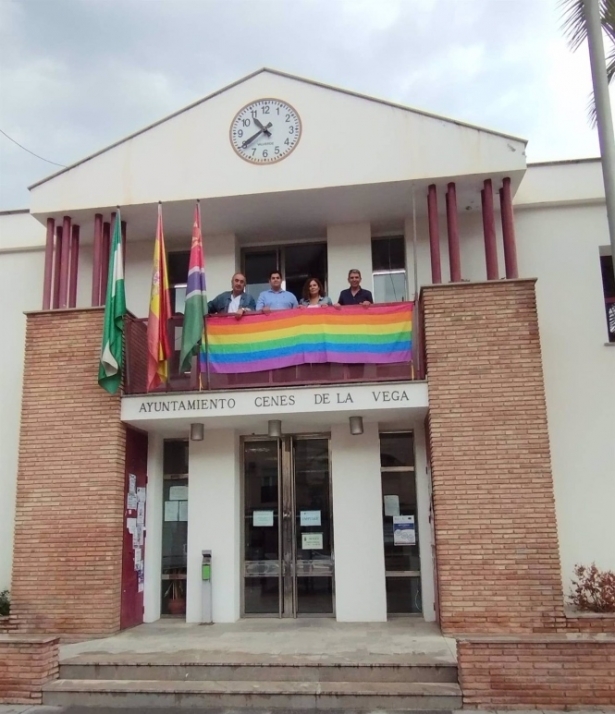 Bandera LGTBI en el Ayuntamiento de Cenes de la Vega (AYUNTAMIENTO DE CENES DE LA VEGA)