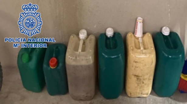 Bidones de gasoil robado (POLICÍA NACIONAL)