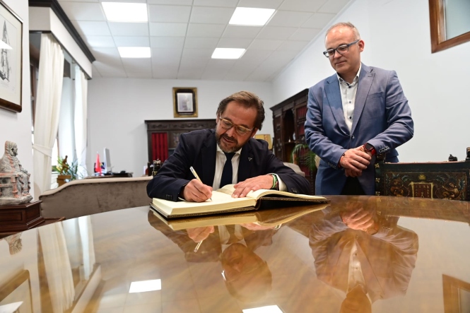 Antonio granados firma en el libro de honor del Ayuntamiento de Baza (JUNTA)