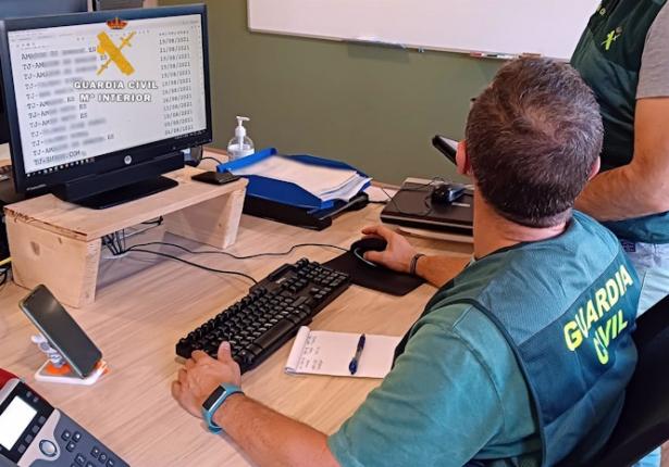 Agente de la Guardia Civil frente a un ordenador (GUARDIA CIVIL)