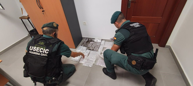 Los agentes junto a la droga. (GUARDIA CIVIL)