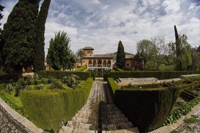 Una de las zonas al aire libre de la Alhambra (ÁLEX CÁMARA - EUROPA PRESS) 