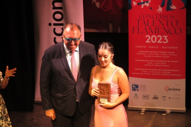 Noelia Calvo con su premio (FUNDACIÓN CRISTINA HEEREN)