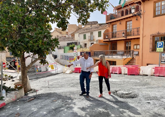 Alcalde y concejala supervisan las obras (AYTO. HUÉTOR VEGA)