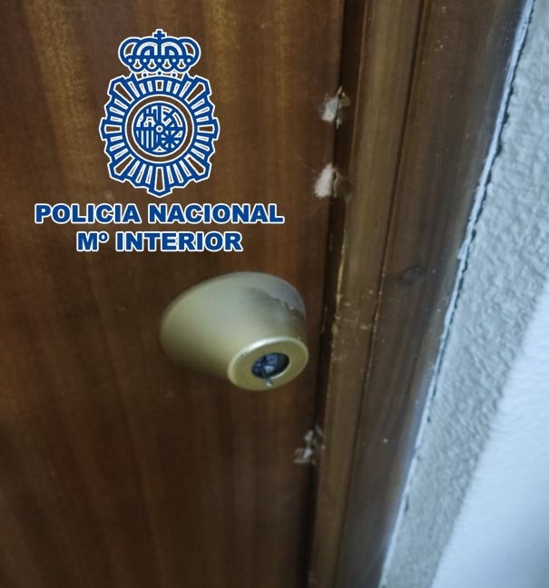 Daños en la  puerta de acceso (POLICÍA NACIONAL)