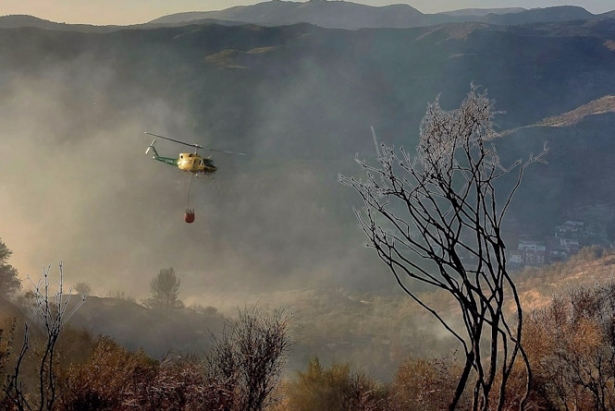 Casi un centenar de efectivos continuarán las labores de extinción en Pinos Genil durante la noche (INFOCA)