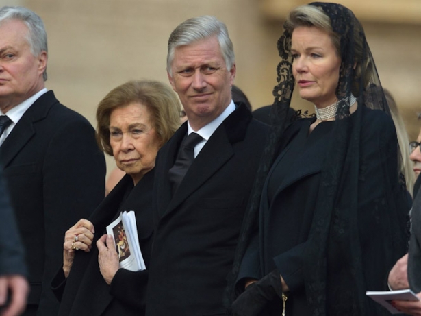 La Reina Sofía, los reyes de Bélgica, Felipe y Matilde, en el funeral del pontífice emérito, Benedicto XVI (STEFANO SPAZIANI / EUROPA PRESS)