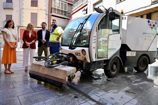 La alcaldesa ha supervisado las tareas de limpieza (AYTO. GRANADA)