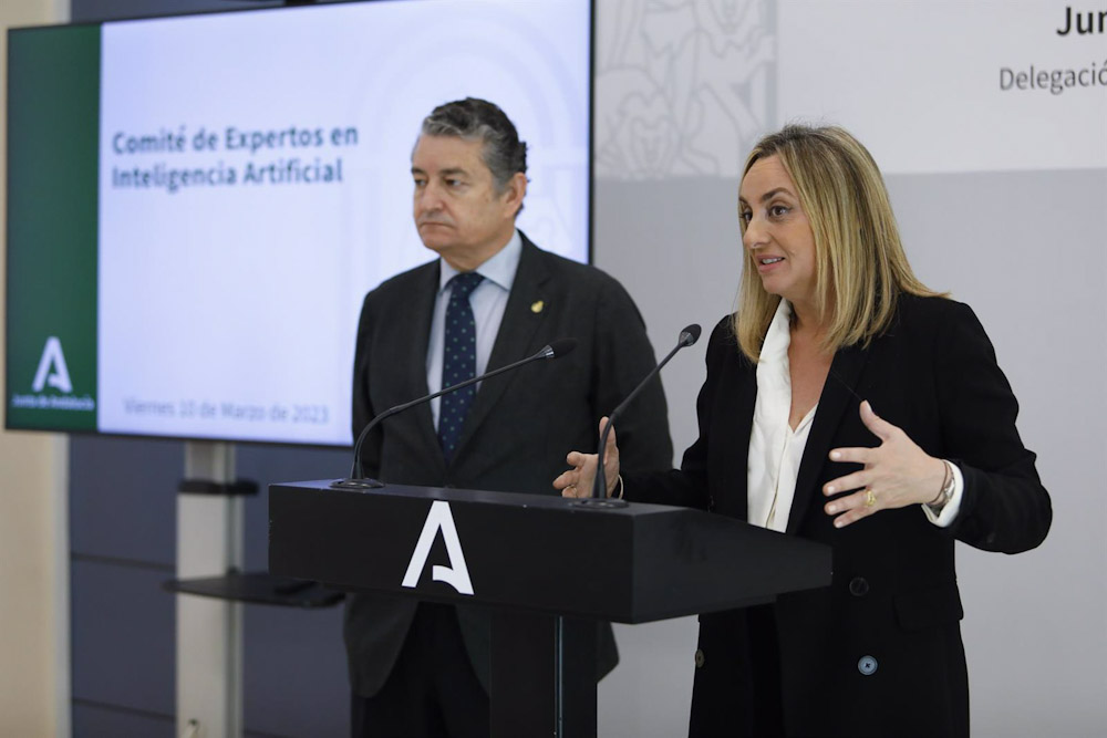 Marifrán Carazo, en imagen de archivo, en una rueda de prensa con Antonio Sanz (ÁLEX ZEA - EUROPA PRESS)