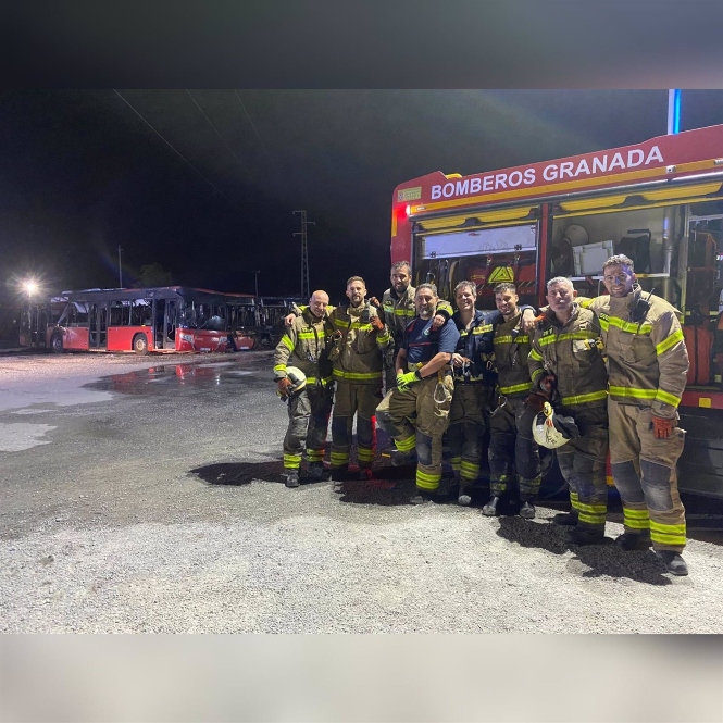 Bomberos de Granada tras el incendio de las cocheras de Rober en el Cerrillo de Maracena, en la madrugada de este lunes (PERFIL DE BOMBEROS EN LA RED SOCIAL X) 