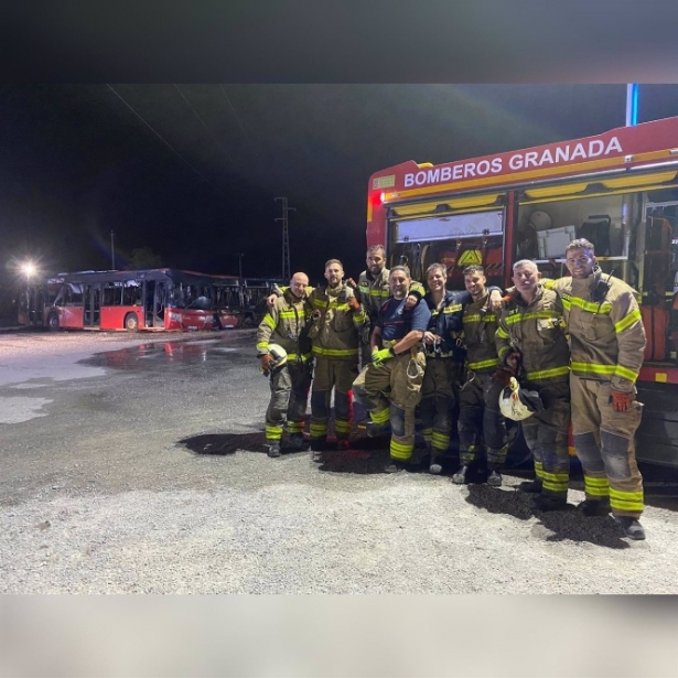 Bomberos de Granada tras el incendio de las cocheras de Rober en el Cerrillo de Maracena, en la madrugada de este lunes (PERFIL DE BOMBEROS EN LA RED SOCIAL X) 
