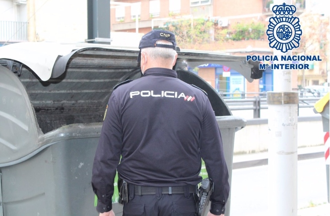 Agente de Policía Nacional ante una zona de contenedores (POLICÍA NACIONAL) 