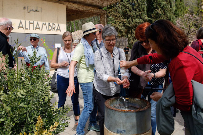 Turistas en los accesos de la Alhambra, en imagen de archivo (EUROPA PRESS)