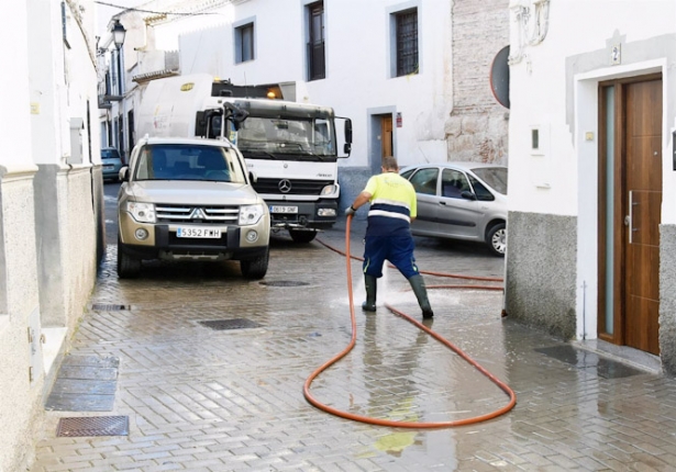 Trabajador municipal limpiando una calle de Baza (AYUNTAMIENTO) 