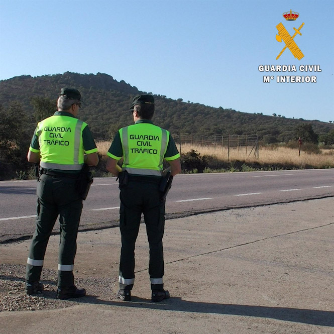 Dos agentes de la Guardia Civil en un control de tráfico, en una imagen de archivo (GUARDIA CIVIL)