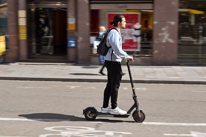 Usuario conduce un patinete eléctrico, en imagen de archivo (HOSPITAL QUIRÓNSALUD MÁLAGA)