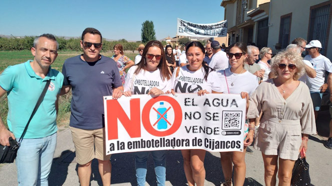 Alejandra Durán, cuarta por la izquierda en la imagen, junto con vecinos y dirigentes políticos de la comarca (POR ANDALUCÍA)