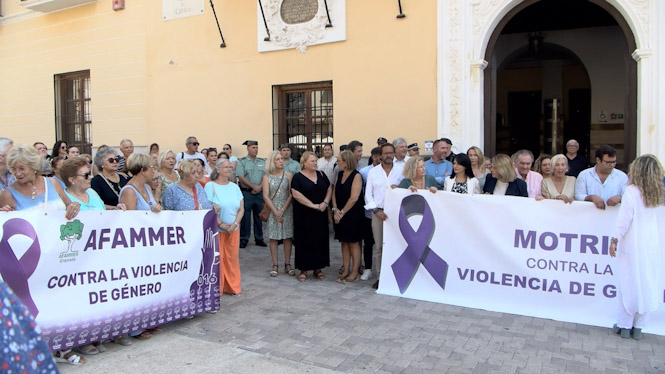 Concentración contra la violencia machista en la Plaza de España de Motril (AYUNTAMIENTO)