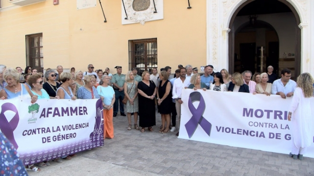 Concentración contra la violencia machista en la Plaza de España de Motril (AYUNTAMIENTO)