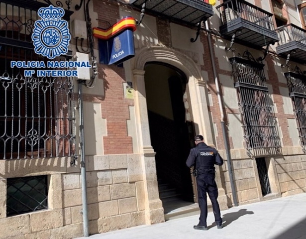 Agente ante la Comisaría de la Policía Nacional en Baza (POLICÍA NACIONAL)