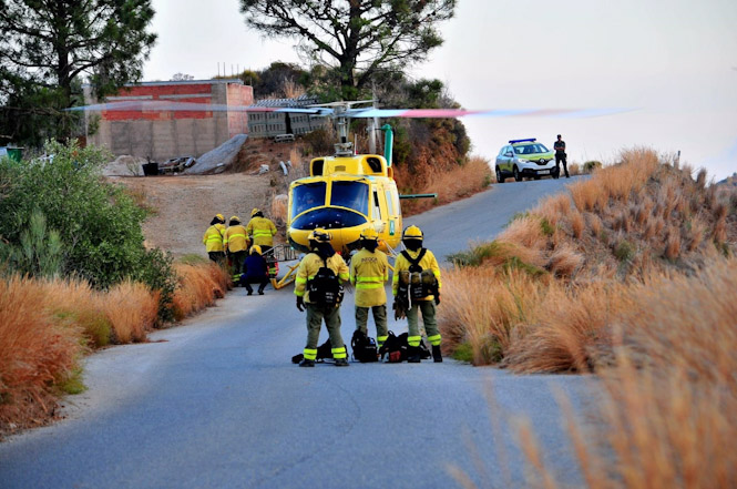 Efectivos del Infoca desplegados por un incendio forestal en Almuñécar (INFOCA)