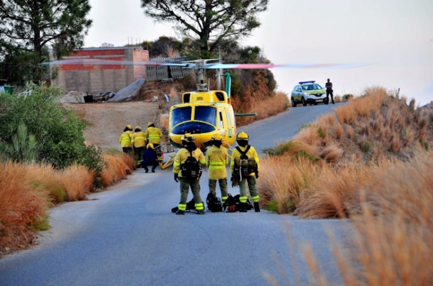 Efectivos del Infoca desplegados por un incendio forestal en Almuñécar (INFOCA)