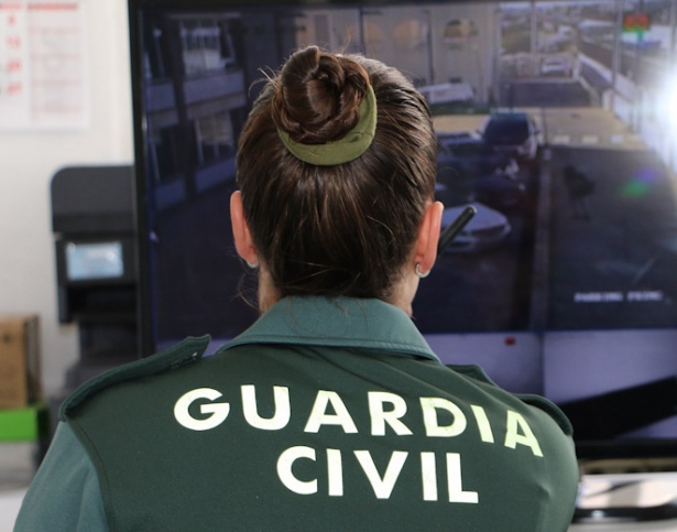 Agente de la Guardia Civil de espaldas (GUARDIA CIVIL)