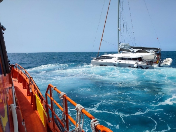 Catamarán rescatado por Salvamento y remolcado al Puerto de Motril (PERFIL DE SALVAMENTO MARÍTIMO EN LA RED SOCIAL `X`) 