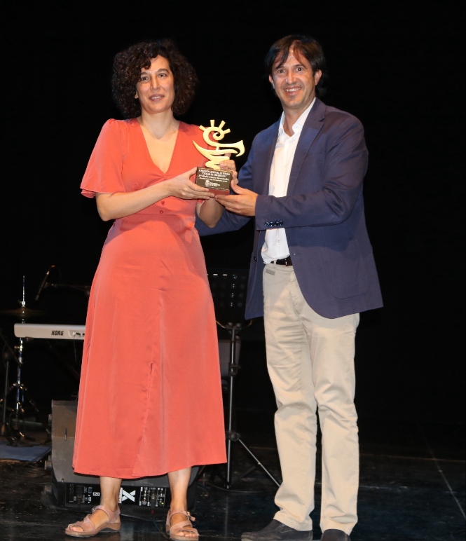 Antonio Narváez entrega el galardón a Olalla Castro (AYTO. CHURRIANA) 