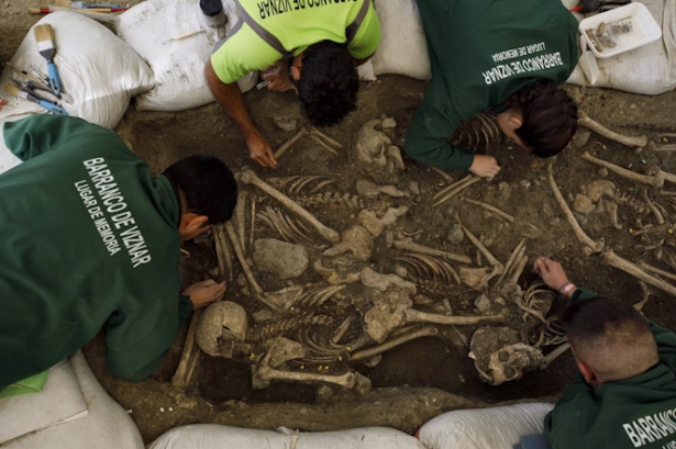 Exhumación de una de las fosas comunes del barranco de Víznar (ÁLEX CÁMARA - EUROPA PRESS) Exhumación de una de las fosas comunes del barranco de Víznar (ÁLEX CÁMARA - EUROPA PRESS)