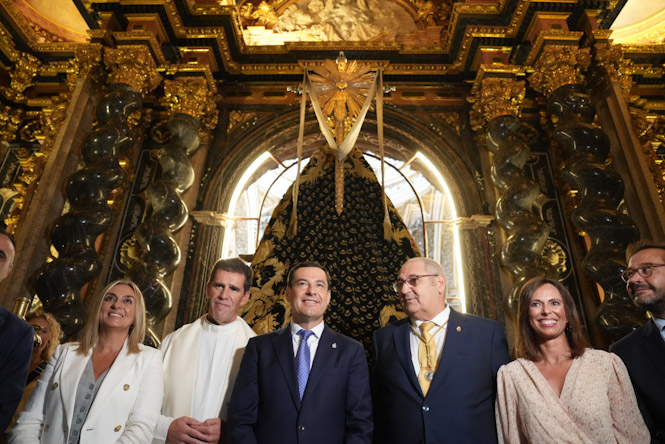 Juanma Moreno en la basílica de la Virgen de las Angustias (JUNTA)