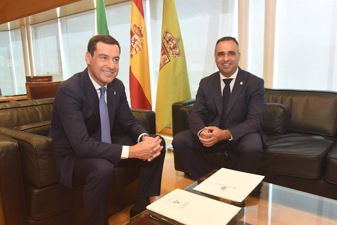 El presidente de la Junta, Juanma Moreno, y el presidente de la Diputación de Granada, Francisco Rodríguez (DIPUTACIÓN DE GRANADA)