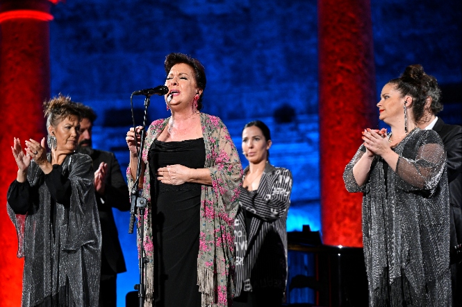 Actuación de Carmen Linares (GETTY IMAGES FOR LATIN RECORDING ACADEMY) 