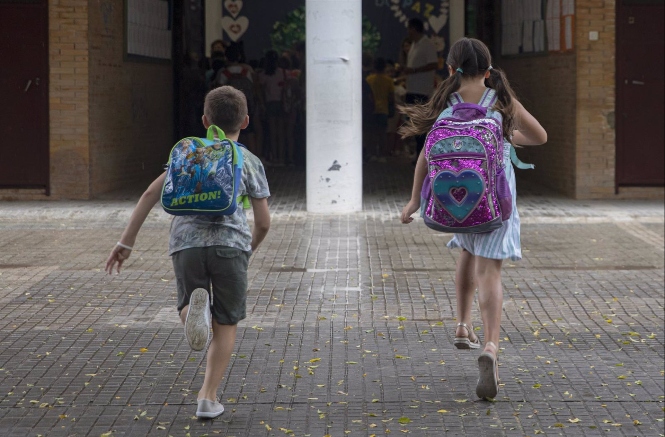 Dos alumnos de un colegio de Primaria, en una imagen de archivo (MARÍA JOSÉ LÓPEZ - EUROPA PRESS) 