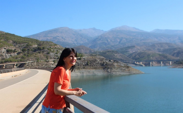 La subdelegada del Gobierno en Granada, Inmaculada López Calahorro, en imagen de archivo en una visita al sistema de presas Béznar-Rules )SUBDELEGACIÓN DEL GOBIERNO EN GRANADA)