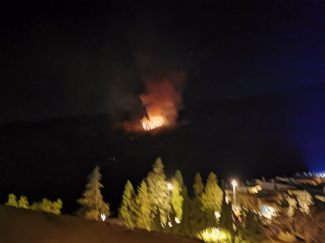 Fuego declarado de madrugada en la Alpujarra de Granada (PERFIL DEL INFOCA EN LA RED SOCIAL `X`)