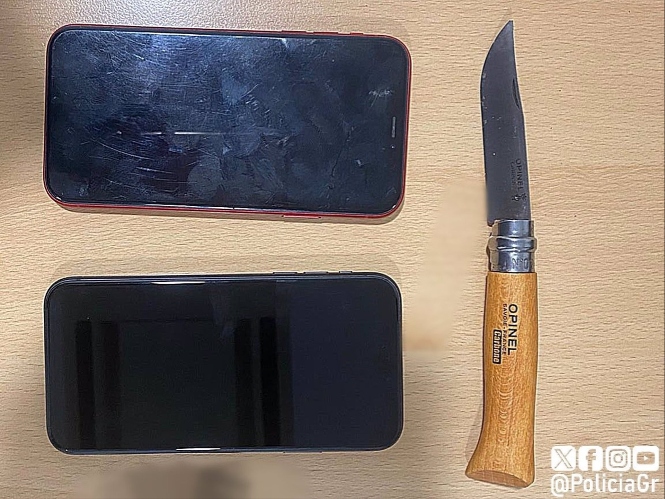 Navaja y teléfonos móviles incautados (RRSS POLICÍA LOCAL GRANADA) 