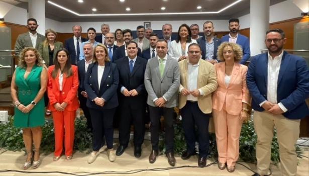 Dirigentes del PP arropan al nuevo presidente de la Mancomunidad de la Costa Tropical, Rafael Caballero, en el centro en la imagen (PERFIL DE FRANCIS RODRÍGUEZ EN LA RED SOCIAL `X`)