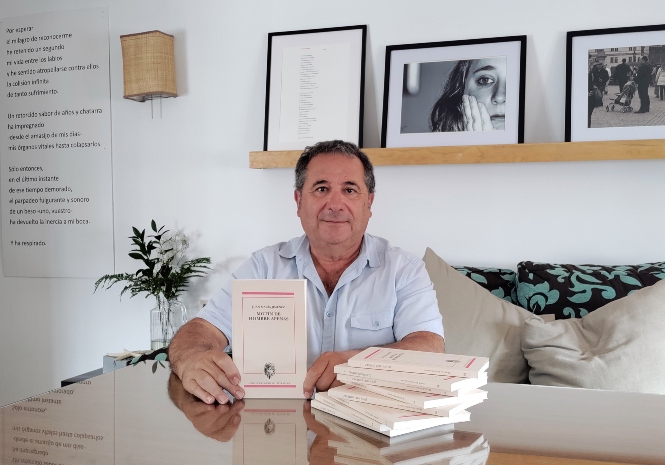 Juan María Jiménez con su libro (DIPGRA)