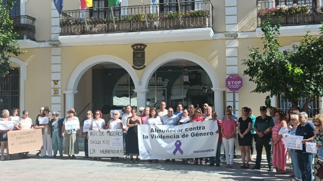 Cinco minutos de silencio contra la violencia de género (AYTO. ALMUÑÉCAR)