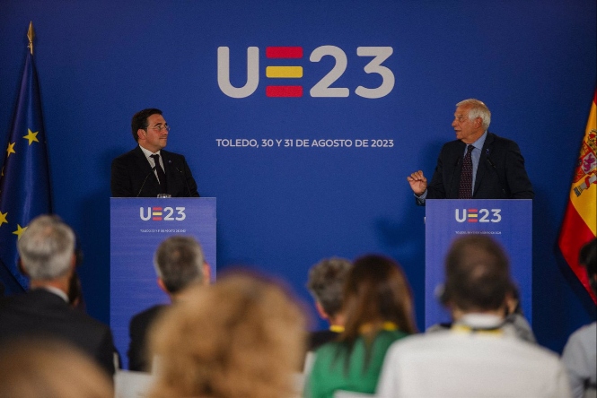 El ministro de Asuntos Exteriores, Unión Europea y Cooperación en funciones, José Manuel Albares (i), y el Alto Representante para la Política Exterior y Seguridad de la UE, Josep Borrell (MATEO LANZUELA - EUROPA PRESS) 