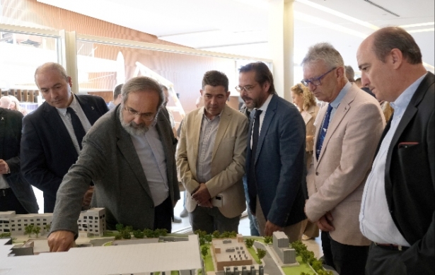 Ángel Ibarra en una explicación sobre la maqueta ante las autoridades asistentes a la inauguración (PARQUE DE LAS CIENCIAS)
