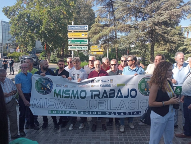 Concentración de la plataforma por una jubilación digna y la plena equiparación salarial de policías y guardias civiles (AUGC) Concentración de la plataforma por una jubilación digna y la plena equiparación salarial de policías y guardias civiles (AUGC)