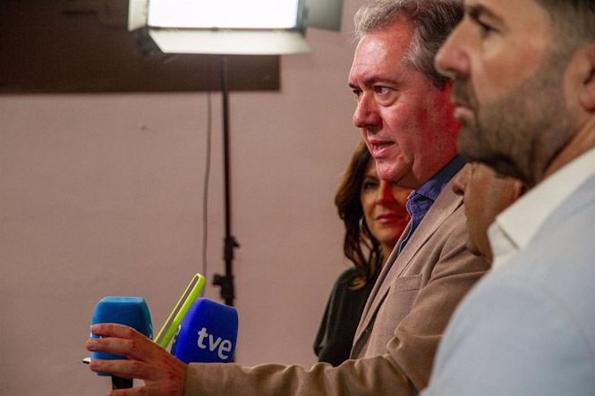 El secretario general del PSOE-A, Juan Espadas, atiende a los medios en Sevilla. (PSOE-A)