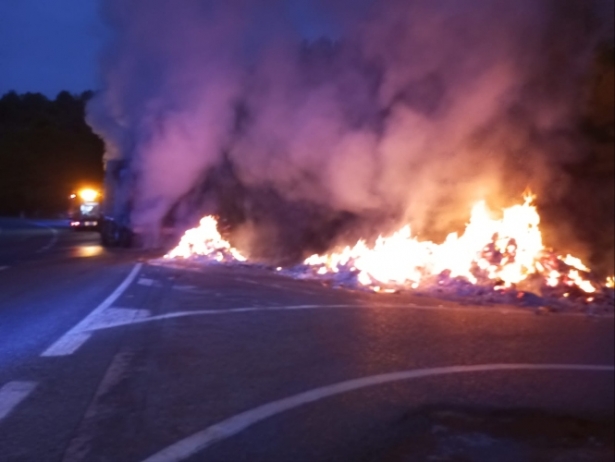Incendio del camión (AYTO. ALMUÑÉCAR) 