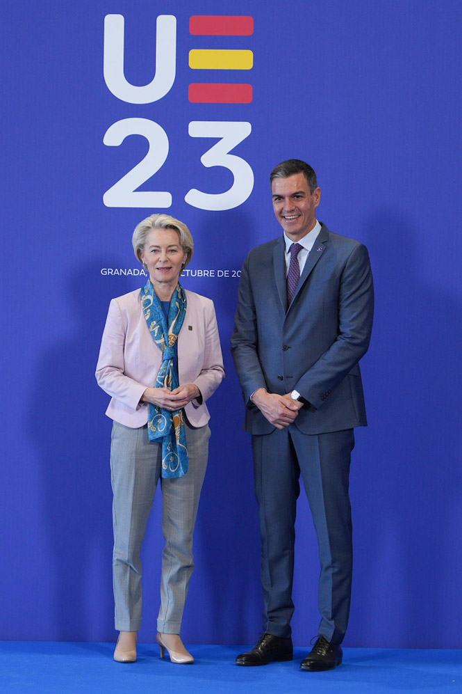 El presidente del Gobierno en funciones, Pedro Sánchez, que actúa como anfitrión, saluda a la presidenta de la Comisión Europea, Ursula von der Leyen (FRANCISCO J. OLMO - EUROPA PRESS)