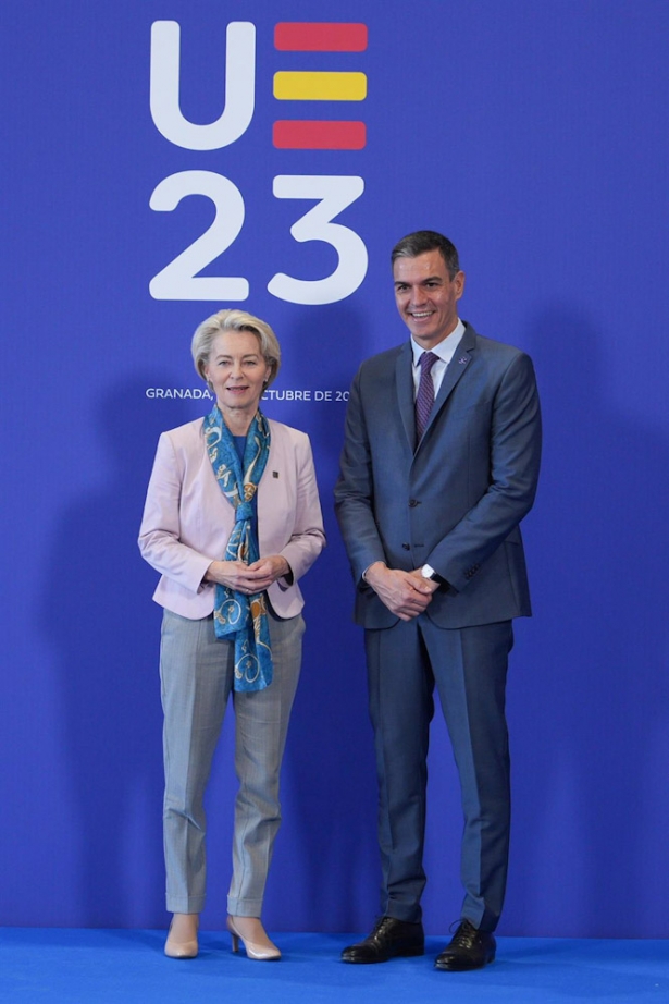 El presidente del Gobierno en funciones, Pedro Sánchez, que actúa como anfitrión, saluda a la presidenta de la Comisión Europea, Ursula von der Leyen (FRANCISCO J. OLMO - EUROPA PRESS)