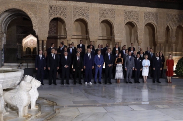 Los Reyes presiden la foto de familia antes de la cena oficial la III Cumbre de la Comunidad Política Europea (CPE) en la Alhambra (ÁLEX CÁMARA / EUROPA PRESS)